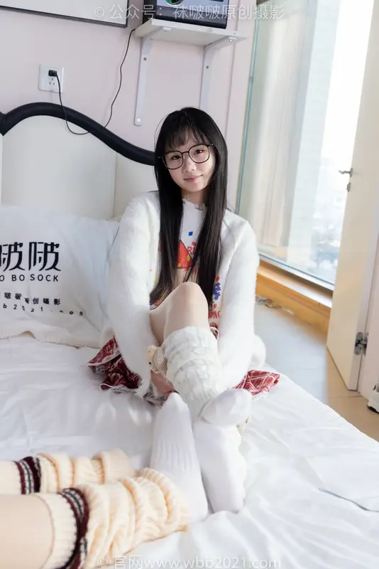 小甜豆甜甜圈-两双板鞋、油亮肉丝（脚尖透明款）、堆堆袜套、白棉袜、脚对脚 斗脚 手互相挠脚剧情（剧情版） - BoBoSocks袜啵啵